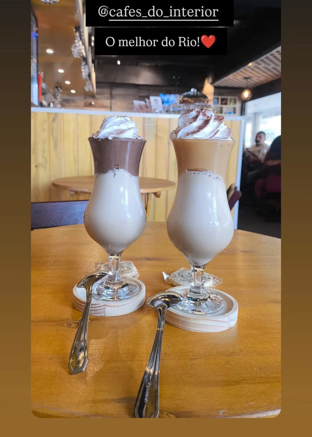 Bebidas cremosas servidas no salão da cafeteria