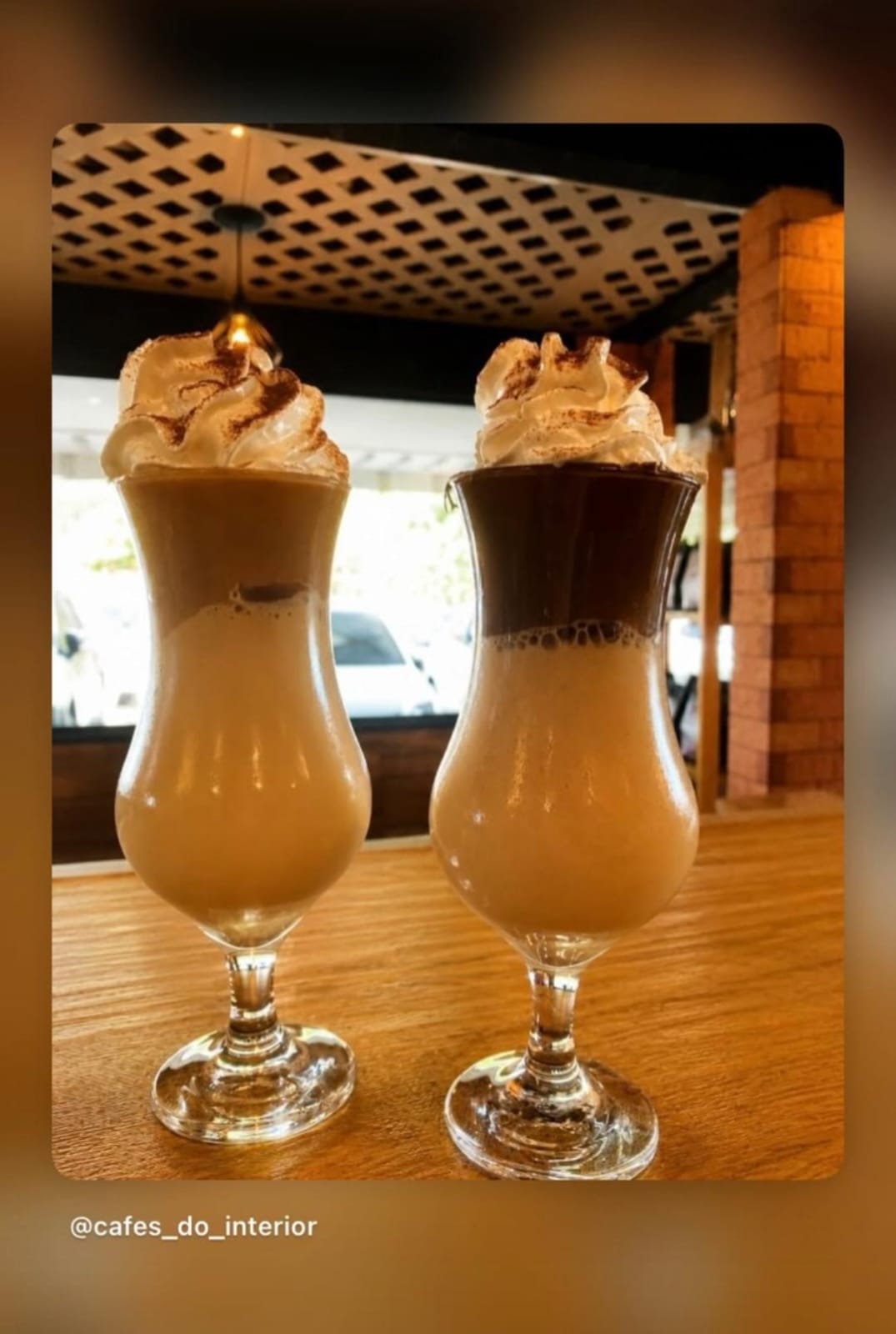 Bebidas cremosas servidas no salão da cafeteria